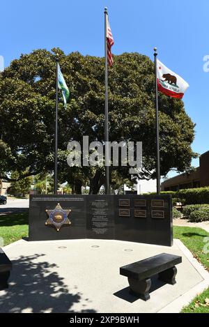 LAKEWOOD, KALIFORNIEN - 28. JULI 2024: Gedenkstätte für gefallene Offiziere im Lakewood Sheriffs Department im Civic Center. Stockfoto