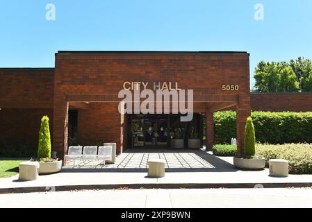 LAKEWOOD, KALIFORNIEN - 28. JULI 2024: Das Rathaus im Civic Center am Lakewood Boulevard. Stockfoto