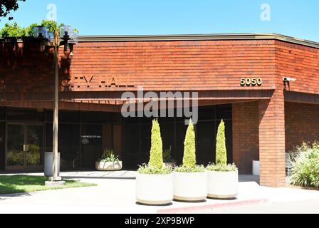 LAKEWOOD, KALIFORNIEN - 28. JULI 2024: Das Rathaus im Civic Center am Lakewood Boulevard. Stockfoto