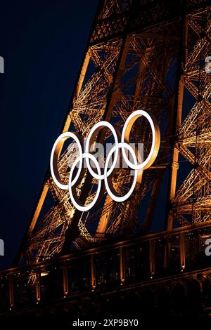 olympische spiele 2024 Paris - eiffelturm mit olympischen Ringen Paris fra, 04/2024 - olympische spiele 2024/paris/eiffelturm - eiffelturm mit beleuchteten olympischen Ringen in paris, frankreich. An diesem Sonntagabend 04 Foto: Juliana Arias Ãvila/ATO Press/IMAGO GERAL Paris olympische spiele 2024 - eiffelturm mit olympischen Ringen Paris Copyright: XJULIANAAVILAx Stockfoto