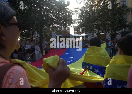 Asturien, Spanien. August 2024. Dutzende Venezolaner, die in Asturien leben, versammelten sich in Gijon für den weltweiten Aufruf zur Unterstützung Venezuelas und gegen Maduros Repression. (Kreditbild: © Mercedes Menendez/Pacific Press via ZUMA Press Wire) NUR REDAKTIONELLE VERWENDUNG! Nicht für kommerzielle ZWECKE! Stockfoto