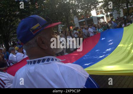 Asturien, Spanien. August 2024. Dutzende Venezolaner, die in Asturien leben, versammelten sich in Gijon für den weltweiten Aufruf zur Unterstützung Venezuelas und gegen Maduros Repression. (Kreditbild: © Mercedes Menendez/Pacific Press via ZUMA Press Wire) NUR REDAKTIONELLE VERWENDUNG! Nicht für kommerzielle ZWECKE! Stockfoto