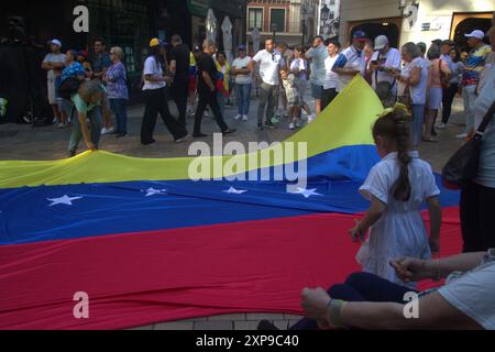 Asturien, Spanien. August 2024. Dutzende Venezolaner, die in Asturien leben, versammelten sich in Gijon für den weltweiten Aufruf zur Unterstützung Venezuelas und gegen Maduros Repression. (Kreditbild: © Mercedes Menendez/Pacific Press via ZUMA Press Wire) NUR REDAKTIONELLE VERWENDUNG! Nicht für kommerzielle ZWECKE! Stockfoto