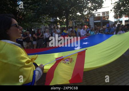 Asturien, Spanien. August 2024. Dutzende Venezolaner, die in Asturien leben, versammelten sich in Gijon für den weltweiten Aufruf zur Unterstützung Venezuelas und gegen Maduros Repression. (Kreditbild: © Mercedes Menendez/Pacific Press via ZUMA Press Wire) NUR REDAKTIONELLE VERWENDUNG! Nicht für kommerzielle ZWECKE! Stockfoto