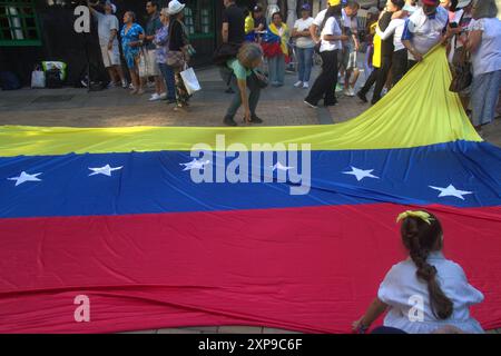 Asturien, Spanien. August 2024. Dutzende Venezolaner, die in Asturien leben, versammelten sich in Gijon für den weltweiten Aufruf zur Unterstützung Venezuelas und gegen Maduros Repression. (Kreditbild: © Mercedes Menendez/Pacific Press via ZUMA Press Wire) NUR REDAKTIONELLE VERWENDUNG! Nicht für kommerzielle ZWECKE! Stockfoto