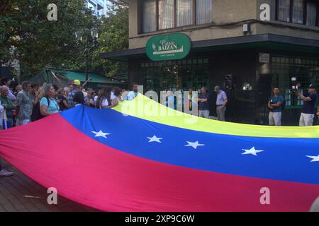 Asturien, Spanien. August 2024. Dutzende Venezolaner, die in Asturien leben, versammelten sich in Gijon für den weltweiten Aufruf zur Unterstützung Venezuelas und gegen Maduros Repression. (Kreditbild: © Mercedes Menendez/Pacific Press via ZUMA Press Wire) NUR REDAKTIONELLE VERWENDUNG! Nicht für kommerzielle ZWECKE! Stockfoto