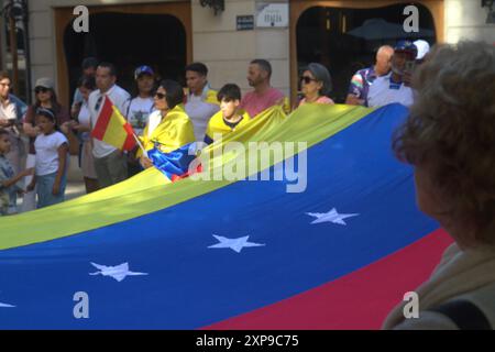 Asturien, Spanien. August 2024. Dutzende Venezolaner, die in Asturien leben, versammelten sich in Gijon für den weltweiten Aufruf zur Unterstützung Venezuelas und gegen Maduros Repression. (Kreditbild: © Mercedes Menendez/Pacific Press via ZUMA Press Wire) NUR REDAKTIONELLE VERWENDUNG! Nicht für kommerzielle ZWECKE! Stockfoto