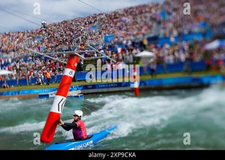 Vaires Sur Marne. August 2024. Camille Prigent aus Frankreich tritt an den Olympischen Spielen 2024 in Vaires-sur-Marne, Frankreich, am 4. August 2024 bei den Kanutlalomkajak-Cross-Heats der Frauen an. Quelle: Shen Bohan/Xinhua/Alamy Live News Stockfoto