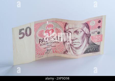 Eine nicht mehr gültige/gelaufene tschechische 50-Kronen-Banknote, die Agnes von Böhmen auf der Vorderseite darstellt, gedruckt 1993 Stockfoto