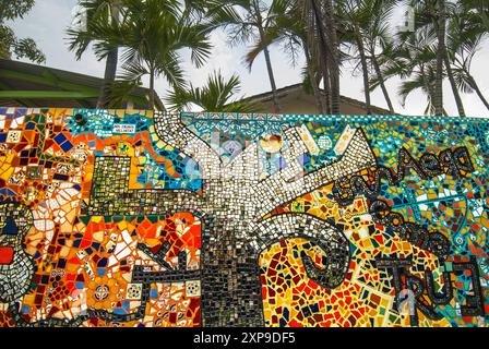 Mozayko Vallarta ist ein Mosaik-Wandprojekt, das an den 44. Jahrestag der Stadt Puerto Vallarta erinnert und von der lokalen Künstlerin Natasha Moraga entworfen wurde. Stockfoto