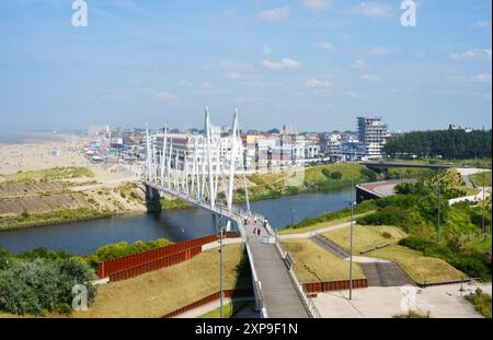 Dunkerque, Frankreich 07-18.2024 Blick auf den Strand und die Brücke über den Hafenkanal Stockfoto