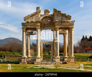 Ruinen von Tetrapylon des monumentalen Eingangs in Aphrodisias, Türkei Stockfoto