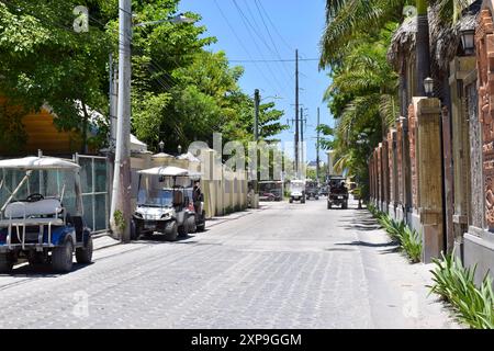 Coconut Drive in San Pedro Town auf Ambergris Caye, Belize. Ramon's Village Resort befindet sich auf der rechten Seite des Fotos. Stockfoto