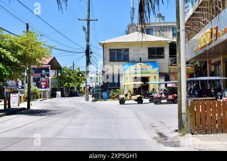 Coconut Drive in San Pedro Town, Belize. Oh Bombai Restaurant und Walkmart Supermarkt sind rechts vom Bild. Stockfoto