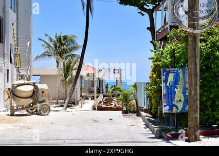 Ein Blick auf das wunderschöne Karibische Meer von einer Seitenstraße in der Innenstadt von San Pedro auf Ambergris Caye, Belize. Stockfoto