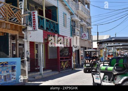 Front Street, alias Barrier Reef Drive, in San Pedro Town auf Ambergris Caye, Belize. Stockfoto