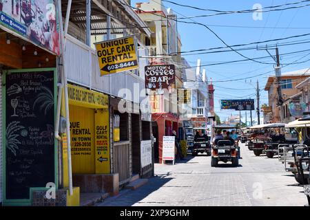 Front Street, alias Barrier Reef Drive, in San Pedro Town auf Ambergris Caye, Belize. Stockfoto