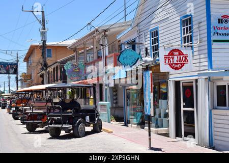 Niedliche Geschäfte am Barrier Reef Drive, auch bekannt als Front Street, im Stadtzentrum von San Pedro, Belize. Stockfoto