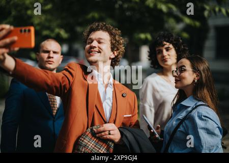 Gruppe von Geschäftsleuten, die ein Selfie im Freien machen Stockfoto