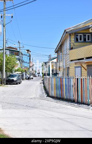 Ein farbenfroher Zaun in einer Seitenstraße von San Pedro Town auf Ambergris Caye, Belize. Stockfoto