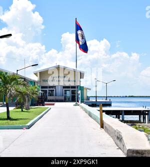 Das Wassertaxi-Terminal auf der Lagunenseite von San Pedro Town in Ambergris Caye, Belize. Stockfoto