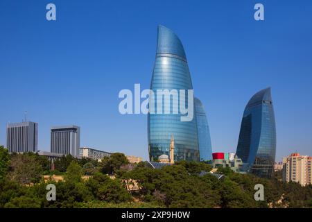 Panoramablick über die Flammentürme (2012) vom Hochlandpark in Baku, Aserbaidschan Stockfoto