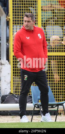 New Grosvenor Stadium, Lambeg, Nordirland, Großbritannien. August 2024. Für die Vorsaison geeignet – Lisburn Distillery V Glentoran. Football-Manager der Irish League, Glentoran-Trainer Declan Devine. Stockfoto