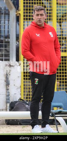 New Grosvenor Stadium, Lambeg, Nordirland, Großbritannien. August 2024. Für die Vorsaison geeignet – Lisburn Distillery V Glentoran. Football-Manager der Irish League, Glentoran-Trainer Declan Devine. Stockfoto