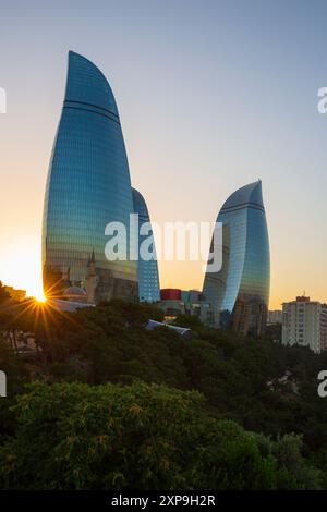 Panoramablick über die Flammentürme (2012) bei Sonnenuntergang vom Hochlandpark in Baku, Aserbaidschan Stockfoto