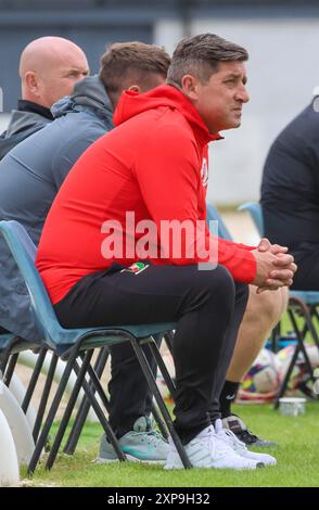 New Grosvenor Stadium, Lambeg, Nordirland, Großbritannien. August 2024. Für die Vorsaison geeignet – Lisburn Distillery V Glentoran. Football-Manager der Irish League, Glentoran-Trainer Declan Devine. Stockfoto