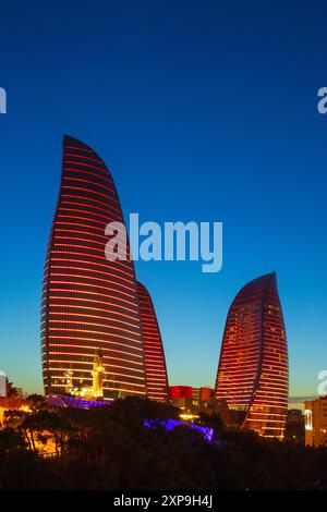 Panoramablick über die Flammentürme (2012) in der Abenddämmerung vom Hochlandpark in Baku, Aserbaidschan Stockfoto