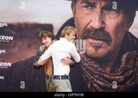 Horizon, Filmpremiere im Zoo Palast, Berlin, 04.08.2024 Frederic Balonier und Steve Windolf bei der Premiere von Horizon im Berliner Zoo Palast am 04.08.2024. Berlin Zoo Palast *** Horizon, Filmpremiere im Zoo Palast, Berlin, 04 08 2024 Frederic Balonier und Steve Windolf bei der Premiere von Horizon im Zoo Palast in Berlin am 04 08 2024 Berlin Zoo Palast Copyright: XBenxKriemannx Stockfoto