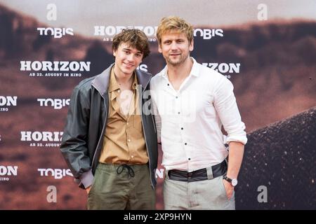 Horizon, Filmpremiere im Zoo Palast, Berlin, 04.08.2024 Frederic Balonier und Steve Windolf bei der Premiere von Horizon im Berliner Zoo Palast am 04.08.2024. Berlin Zoo Palast *** Horizon, Filmpremiere im Zoo Palast, Berlin, 04 08 2024 Frederic Balonier und Steve Windolf bei der Premiere von Horizon im Zoo Palast in Berlin am 04 08 2024 Berlin Zoo Palast Copyright: XBenxKriemannx Stockfoto