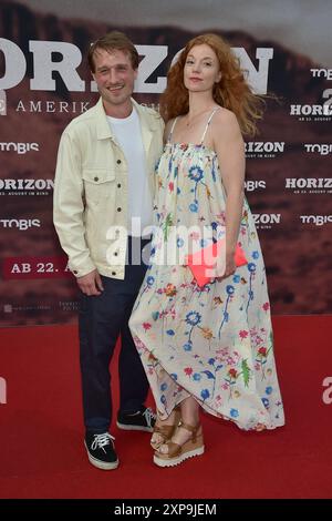 Deutschlandpremiere von HORIZON Max Montgomery und Marleen Lohse Ankunft zur Deutschlandpremiere von HORIZON mit Preistraeger Kevin Costner im Kino Zoo Palast in Berlin, am 04.08.2024 *** Deutsche Premiere von HORIZON Max Montgomery und Marleen Lohse Ankunft bei der deutschen Premiere von HORIZON mit Preisträger Kevin Costner im Zoo Palast in Berlin, am 04 08 2024 Photopress Mueller Stockfoto