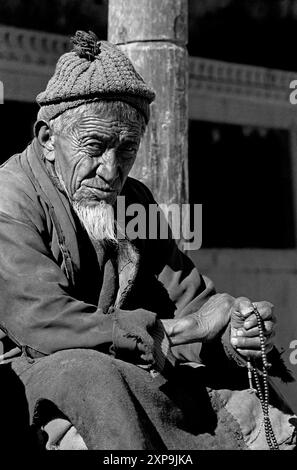 Ein buddhistischer Pilger mit Gebetsperlen - Hemis Kloster, Ladakh, Indien Stockfoto