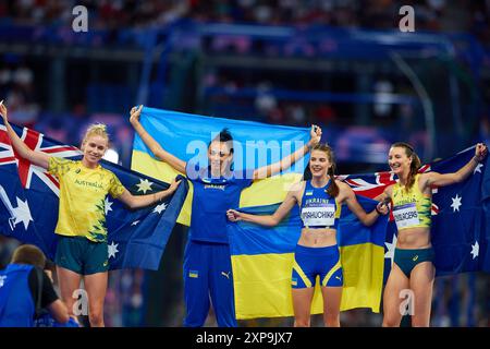 Paris, Frankreich. August 2024. (L-R) Bronzemedaillengewinnerin Eleanor Patterson vom Team Australia , Iryna Gerashchenko vom Team Ukraine, Goldmedaillengewinnerin Yaroslava Mahuchikh und Silbermedaillengewinnerin Nicola Olyslagers von Tram Australia feiern am 9. August im Hochspringfinale der Frauen am 9. Tag der Olympischen Spiele Paris 2024 im Stade de France, 2024 in Paris, Frankreich. Quelle: Saolab/Alamy Live News Stockfoto