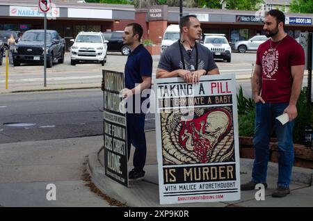 Drei Männer mit Schildern mit Anti-Abtreibung-Nachrichten stehen auf einem Bürgersteig in der Folsom Street in Boulder, Colorado. Stockfoto
