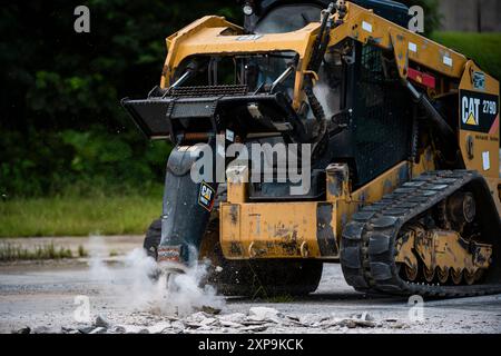 Ein Kompaktkettenlader wird von einem Airman der 134th Civil Engineer Squadron während des jährlichen Trainings auf der Kadena Air Base in Okinawa, Japan, am 8. Juli 2024 gezeigt. Die Airmen arbeiten mit aktiven Kollegen der 18th Civil Engineer Group zusammen, um mehr darüber zu erfahren, wie CE-Missionen in der indopazifischen Region durchgeführt werden. Diese Ausbildung brachte den Flugzeugen das Wissen und die Fähigkeiten, die notwendig wären, wenn es zu Konflikten in diesem Gebiet der Welt käme. (Foto der Air National Guard von Senior Airman Benjamin Cash) Stockfoto