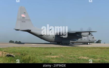 Ein Frachtflugzeug der 189. Luftbrücke C-130H bereitet sich auf den Arkansas Highway 63 vor, als Teil einer humanitären Ausbildungsmission in Verbindung mit der multinationalen Übungsoperation Emerald Warrior in Bono, Arkansas, 4. August 2024. Acht Piloten nahmen an der Trainingsübung Teil, um ihre Fähigkeiten für die Landung auf einer nicht traditionellen Landebahn zu verfeinern. (Foto der U.S. Air National Guard von Airman 1st Class Samuel Zang) Stockfoto