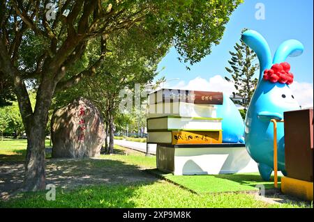Taiwan - 08.03.24: Der Yuan Shan Park im Yilan County bietet einen geräumigen Mehrzweckbereich mit üppigem Grün, einem Spielplatz und Bergpfaden. Stockfoto