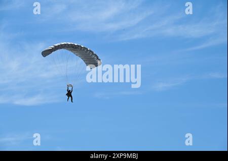 pararescuemen der US Air Force von der 131st Rescue Squadron im 129th Rescue Wing auf der Moffett Air National Guard Base, Kalifornien, springen am 1. August 2024 aus einem HC-130J Combat King II Flugzeug, das dem Flügel zugewiesen wurde. Das Team führt regelmäßig Sprünge zu Trainingszwecken aus. (Foto der U.S. Air National Guard von Senior Airman Serena Smith) Stockfoto