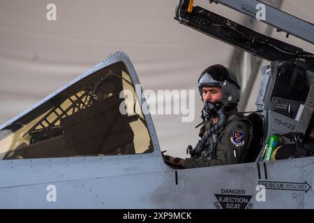 Ein A-10C Thunderbolt II Pilot der 74th Fighter Squadron führt Vorflugverfahren auf der Moody Air Force Base am 4. August 2024 durch. Insgesamt wurden 23 A-10 und vier HC-130J Combat King II Flugzeuge von Moody nach Maxwell AFB in Alabama gestartet, um den Sturm sicher und vor allen möglichen schädlichen Winden zu schützen. (Foto der U.S. Air Force von Airman 1st Class Cade Ellis) Stockfoto