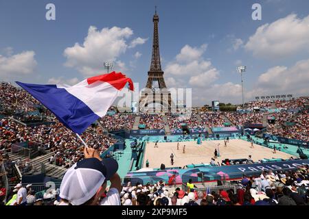 Paris, Frankreich. August 2024. Allgemeine Ansicht des Stadions Beachvolleyball : Vorspiel der Frauen während der Olympischen Spiele 2024 in Paris im Eiffelturm-Stadion in Paris. Quelle: AFLO SPORT/Alamy Live News Stockfoto