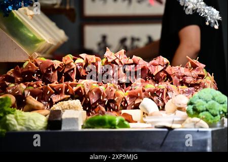 Taiwan - 03. August 2024: Stellen Sie einen Satay Tintenfischspieß von einem taiwanesischen Nachtmarkt vor, der Luwei, ein beliebtes Street Food mit diversen ingre-Gerichten, hervorhebt Stockfoto