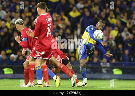 Der peruanische Verteidiger Luis Advincula R schoss während des Argentine Professional Football League Turniers 2024 Cesar Luis Menotti gegen Barracas Central im La Bombonera Stadion in Buenos Aires, am 4. August 2024 BUENOS AIRES ARGENTINIEN Copyright: XALEJANDROxPAGNIx Stockfoto