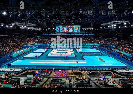 Paris, Frankreich - 2. August 2024 : Überblick über den Trampolin-Wettbewerb in der Bercy Arena während der Olympischen Sommerspiele 2024 Stockfoto