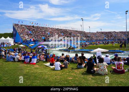 Vaires sur Marne, Frankreich - 4. August 2024 : künstlicher Wildwasserlauf des Nautikstadions von Vaires sur Marne während der Olympischen Sommerspiele 2024 in Paris Stockfoto