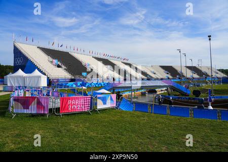 Vaires sur Marne, Frankreich - 4. August 2024 : temporäre Tribünen im Nautikstadion von Vaires sur Marne während der Olympischen Sommerspiele 2024 in Paris Stockfoto