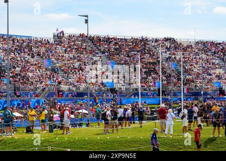 Vaires sur Marne, Frankreich - 4. August 2024 : Publikum des Kajak Cross Events des Kanu-Slalomwettbewerbs im Nautikstadion von Vaires sur Marne Stockfoto