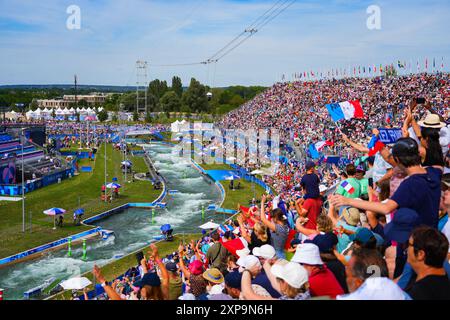 Vaires sur Marne, Frankreich - 4. August 2024 : künstlicher Wildwasserlauf des Nautikstadions von Vaires sur Marne während der Olympischen Sommerspiele 2024 in Paris Stockfoto